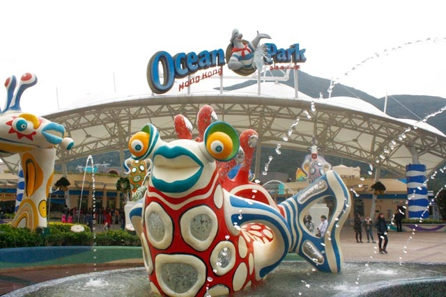 Ocean Park, HongKong: Mở cửa vào năm 1977, Ocean Park là một trong hai công viên lớn nhất Hồng Kong, có diện tích 91,5 ha, được phân cách thành 2 khu vực The Summit và The Waterfront bởi một ngọn núi lớn, nối với nhau bằng xe buýt, cáp treo, đường sắt leo núi.  Công viên thu hút trẻ em bởi các trò chơi cảm giác mạnh từ tàu lượn siêu tốc, khu sinh sống của gấu trúc, hồ cá có mái vòm lớn nhất thế giới chứa nhiều loài cá quý hiếm, trung tâm nuôi cá heo… Bên cạnh vui chơi giải trí, Ocean Park Hồng Kong còn là nơi nghiên cứu và bảo tồn động vật. Ocean Park là công viên đầu tiên trên thế giới thụ tinh nhân tạo thành công cá heo và phát triển nhiều giống cá mới.