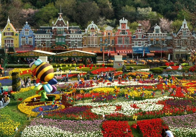 Everland, Hàn Quốc: Tọa lạc tại Yongin, thuộc tỉnh Gyeonggi-do, Everland là công viên chủ đề lớn nhất Hàn Quốc, gồm 5 khu vực tham quan chính: Chợ toàn cầu, Khu phiêu lưu mạo hiểm kiểu Mỹ, Khu phiêu lưu mạo hiểm kiểu châu Âu, Vùng đất huyền thoại, Vườn bách thú. Đến Everland, bạn sẽ bị thu hút bởi các trò chơi cảm giác mạnh, đặc biệt là là tàu lượn siêu tốc bằng gỗ T-Express có thể đạt vận tốc hơn 104 km/h với độ dốc đến 77 độ.  Ngoài khu trò chơi, Eveland còn nổi tiếng với những lễ hội hoa theo mùa. Các cuộc diễu hành và lễ hội luôn mang đến sự thú vị bất ngờ cho du khách, đặc biệt là trong không gian huyền ảo về đêm của những ánh đèn.