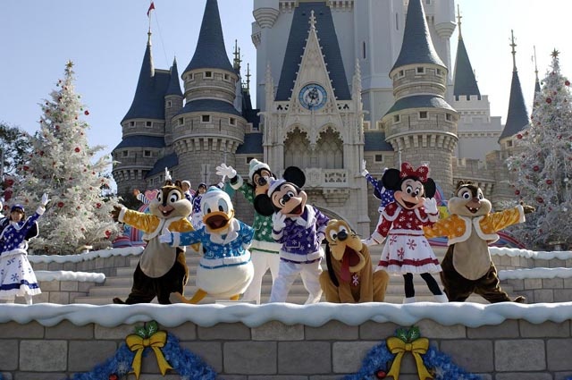 Tokyo Disneyland, Nhật Bản: Tokyo Disneyland có diện tích rộng 465.000 ha, được mệnh danh là “Thiên đường” - nơi chỉ có tiếng cười và hạnh phúc. Công viên được chia thành 2 khu vực, Tokyo Disneyland là thế giới của trẻ em và Tokyo DisneySea dành cho người lớn với các trò chơi mạo hiểm theo các chủ đề khác nhau.  Đến Tokyo Disneyland, bạn sẽ lạc vào thế giới cổ tích với các nhân vật hoạt hình đầy màu sắc diễu hành quanh công viên. Vào buổi tối., bạn sẽ được chiêm ngưỡng màn trình diễn ánh sáng kéo dài hơn 2 tiếng rất độc đáo.