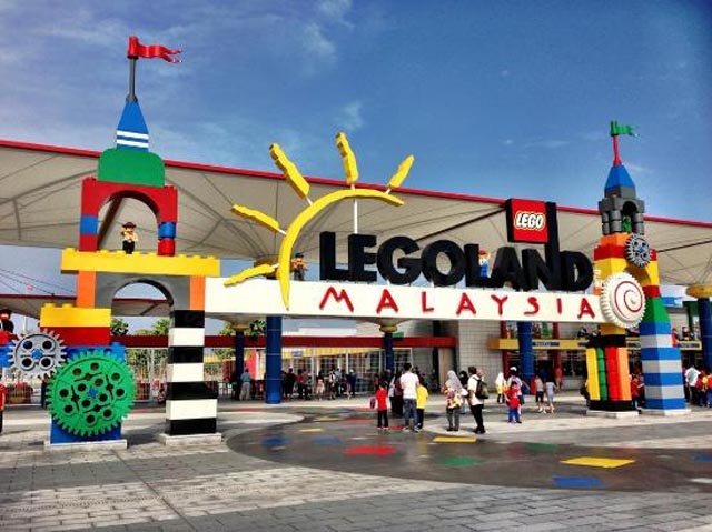 Legoland, Malaysia:Legoland là công viên quốc gia theo chủ đề đầu tiên ở Malaysia và cũng là công viên lego đầu tiên của châu Á. Như tên gọi, đến công viên, trẻ sẽ được thỏa thích vui đùa trong thế giới sáng tạo của nghệ thuật xếp hình lego.  Trẻ có thể tham gia các trò chơi trí tuệ, mạo hiểm, xếp logo hay xem phim 4D… qua 6 khu vực: Lego City, Land of Adventure, Imagination, Lego Kingdom, Miniland và Lego Technic. Tuy chỉ mới mở cửa vào tháng 9 năm 2012 nhưng Legoland hiện là điểm đến yêu thích của nhiều gia đình trong những chuyến du lịch châu Á.