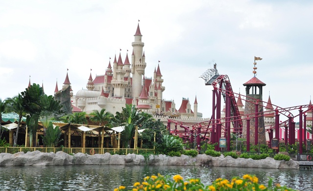 Universal Studios, Singapore: Là công viên giải trí nổi tiếng nhất đảo quốc sư tử, Universal Studios là điểm đến không thể bỏ qua, nhất là đối với những gia đình có trẻ nhỏ, khi du lịch Singapore. Đến với Universal Studios, trẻ như bước vào thế giới điện ảnh ly kỳ của những bộ phim hấp dẫn và trải nghiệm thế giới giải trí sống động tại 24 điểm tham quan nằm trong 7 chủ đề bao gồm Hollywood, New York, Sci-Fi City, Ai Cập cổ đại, The Lost World, Far Far Away và Madagascar.  Đến vương quốc Far Far Away, trẻ sẽ gặp anh chàng Shrek khổng lồ vui tính qua bộ phim Sherk 4-D Adventure hay phiêu lưu cùng bốn nhân vật của bộ phim Magascar. Ngoài ra, trẻ cũng không thể bỏ lỡ thành phố khoa học viễn tưởng - Sci Fi City với nhiều trò chơi giải trí, Ai Cập cổ đại, khám phá Thế giới bị bỏ quên (The Lost World) và Thế giới nước (Water World).
