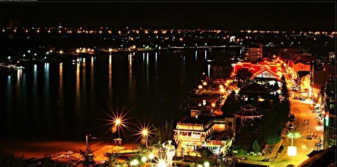 Thành phố Cần Thơ – Bến Ninh Kiều: Tuy biểu tượng Nhà Lồng chợ cổ Cần Thơ với hình rồng uốn lượn được Ủy Ban Nhân Dân thành phố lựa chọn làm hình ảnh đại diện, nhưng với người dân Cần Thơ thì công trình biểu tượng đích thực của thành phố là bến Ninh Kiều. Được hình thành từ thế kỷ 19, bến Ninh Kiều nằm giữa ngã ba sông Hậu và sông Cần Thơ, là địa danh du lịch – văn hóa nổi tiếng của thành phố, công trình đại diện cho biểu tượng của nét đẹp thơ mộng bên bờ sông Hậu, đã đi vào thơ ca. Ảnh: Canthotourist.vn.