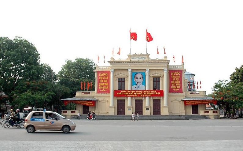 Thành phô Hải Phòng - Nhà Hát Lớn: Nhà hát lớn thành phố Hải Phòng là một trong ba Nhà Hát Lớn của Việt Nam được xây dựng vào thời kỳ Pháp thuộc, cùng với Nhà Hát Lớn Hà Nội và TP HCM. Công trình là một trong những di tích văn hóa tiêu biểu của lối kiến trúc cổ Việt Nam, với lối trang trí phù điêu độc đáo cùng bố cục hài hòa. Với bề dày lịch sử, công trình đã trở thành biểu tượng, theo sát những năm tháng chiến tranh và phát triển của người dân đất Cảng. Ảnh: Vũ Xuân Lộc.