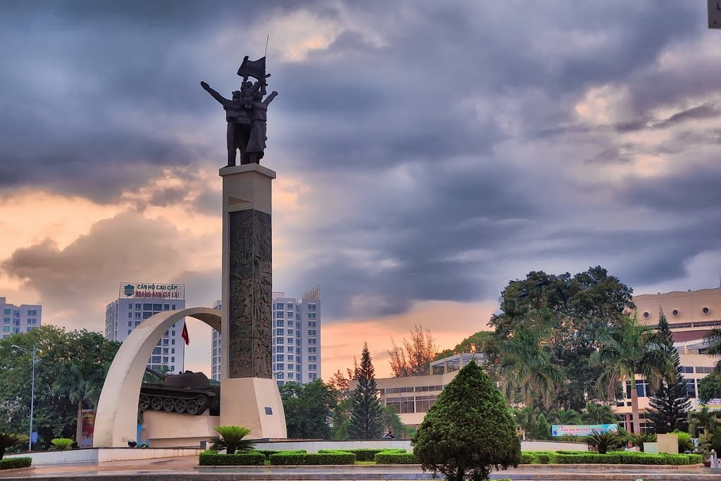 Thành phố Buôn Ma Thuột - Tượng đài Chiến Thắng: Tượng đài chiến thắng được xây dựng vào năm 2010, nhân kỷ niệm 35 năm chiến thắng Mậu Thân giải phóng Buôn Ma Thuột. Tượng đài với hình mẫu bà mẹ Việt Nam anh hùng bất khuất, thể hiện tinh thần quật cường của dân tộc Việt Nam qua các thời kỳ lịch sử. 