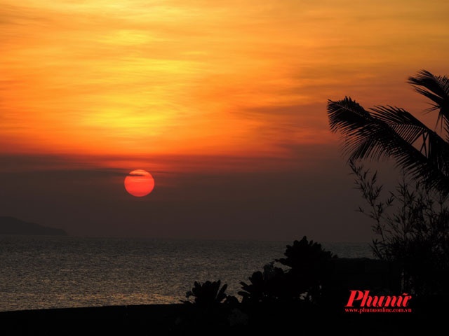 Đến Nha Trang vào mùa hè, nếu chịu khó “săn tìm” ông mặt trời, ngày nào bạn cũng có thể chụp được những tấm ảnh mặt trời vừa nhô lên khỏi mặt biển rất thú vị, vừa có núi, bóng dừa, vùng cửa sông có ghe thuyền nhiều… Đây cũng là thời điểm quý báu để cho các nhà nhiếp ảnh chuyên nghiệp và nghiệp dư “đi nhặt mặt trời”.