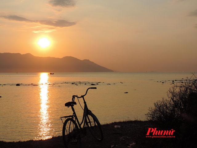 Bạn nên ra biển khoảng 5 giờ sáng để săn ảnh mặt trời đẹp