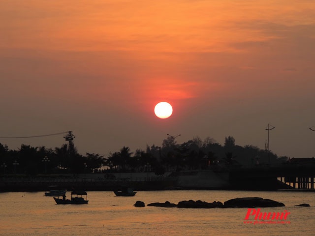 Để có những tấm ảnh mặt trời đẹp bạn phải biết tính giờ để ra biển. Nếu bạn ở khách sạn trung tâm thành phố, bạn canh làm sao ra biển vào lúc 5 giờ 10 phút để chuẩn bị chọn góc ảnh đẹp, chờ mặt trời vừa hé lên là bấm máy (liên tục).