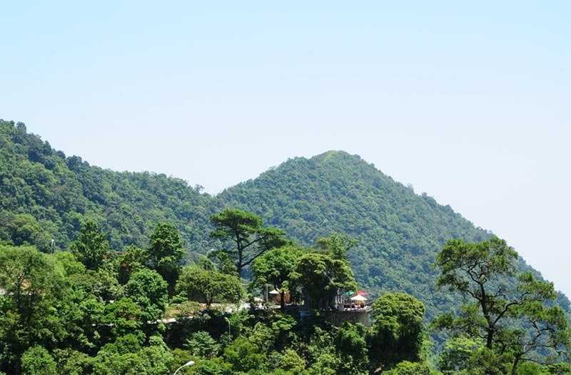 Nằm trên cao độ gần 1.000m so với mặt nước biển, Tam Đảo được coi là điểm nghỉ dưỡng tuyệt vời, thiên nhiên 4 mùa trong ngày, với khí hậu trong lành và mát mẻ.  