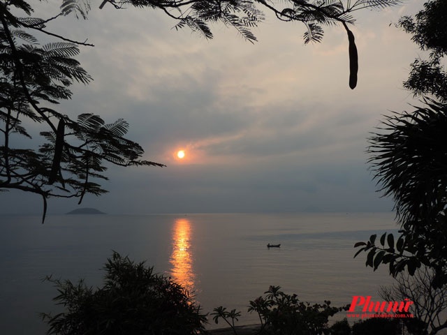 Những vị trí có thể chụp mặt trời đẹp là: bờ biển trong khu vực trung tâm, trên cầu Trần Phú, Hòn Chồng, từ cầu Hà Ra, khu Đường Đệ, Bãi Tiên, hay trên đèo đường Phạm Văn Đồng ra Lương Sơn… Những khu vực này có nhiều góc chụp đẹp, mỗi ngày đi quen, bạn sẽ biết thời điểm, tại vị trí nào có hình đẹp.