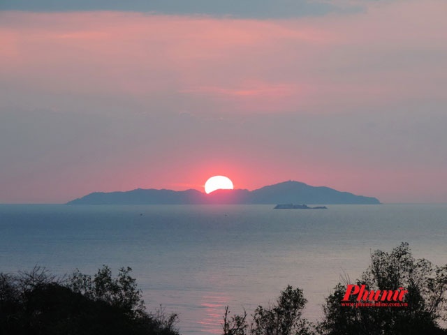 Khoảnh khắc mặt trời ló dạng qua đi, bạn còn có thể chụp những tấm ảnh thành phố bình minh. Nếu may mắn bạn sẽ gặp những người mẫu đẹp trên con đường hoa phượng (ở khu Đường Đệ) và… bấm máy ké.