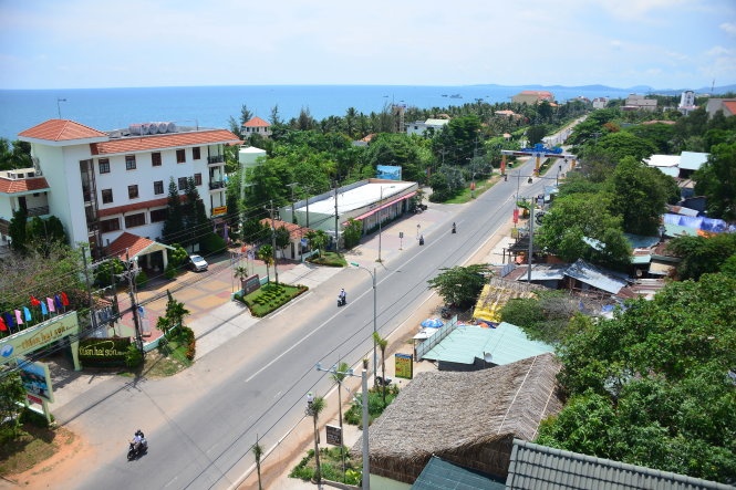 Nhiều khách sạn, resort nằm dọc đường Trần Hưng Đạo (thị trấn Dương Đông, huyện Phú Quốc) xây dựng cơ ngơi đã ngáng hết lối đi ra biển. Ảnh: QuangVinh.