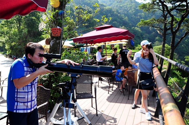 Cùng với các địa điểm vui chơi như Tháp truyền hình (nằm trên đỉnh Thiên Thị có độ cao 1.375m), Đền Bà Chúa Thượng Ngàn, Thác Bạc, Đỉnh Rùng Rình, Nhà thờ cổ Tam Đảo (được xây dựng vào năm 1937), mới đây có thêm điểm dừng chân có một góc nhìn khá thú vị đó là Quán Gió Tam Đảo.