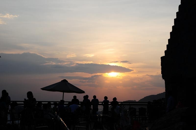 Thiên nhiên đã ban tặng cho Tam Đảo một khung cảnh tuyệt vời: vừa thơ mộng, vừa hùng vĩ, huyền ảo trong mây gió, sương khói từ trên đỉnh núi xuống tới những những ngôi nhà ven sườn núi.