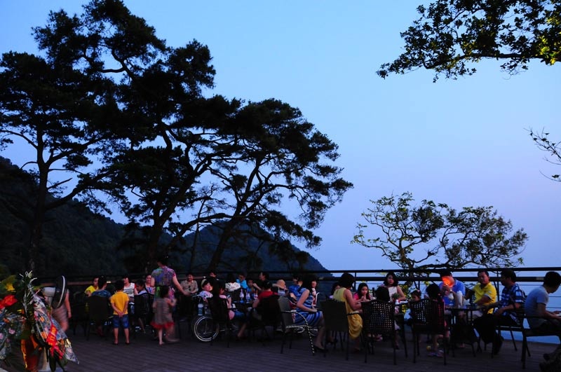 Đứng tại vị trí này, du khách được thưởng ngoạn phong cảnh thiên nhiên Tam Đảo, cảnh bình minh cũng như hoàng hôn nơi đây.