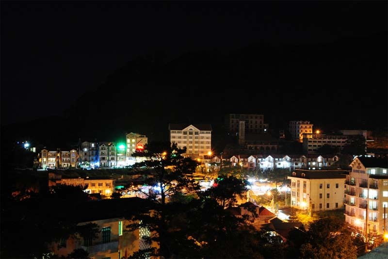 Khi màn đêm buông xuống, được ngắm thành phố Vĩnh Yên lung linh ánh đèn, ngắm cận cảnh mặt trăng sáng trong qua ống kính thiên văn đặt tại nơi đây.