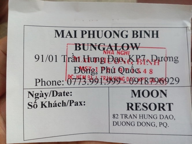 “Phiếu tắm biển” được một khách sạn cấp cho du khách đi xuyên qua resort đối diện để xuống biển tắm. Ảnh: Q.Vinh.
