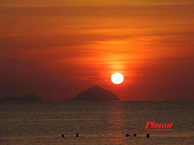 Bình minh trên biển.