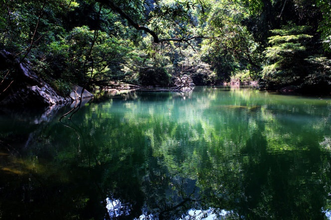 Mặt nước xanh thẳm như biển ở Hung Tụng. Ảnh: Ngọc Dương.