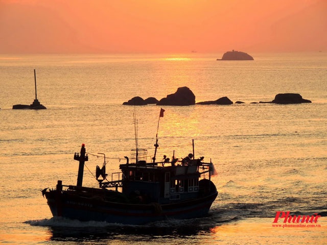 Thuyền về buổi sáng.