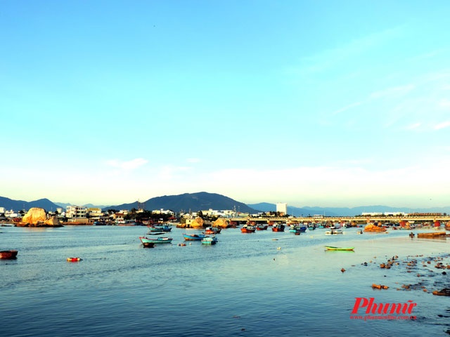 Thường, mùa từ tháng 5, 6, 7 mặt trời nhô lên khỏi đường chân trời vào lúc 5 giờ 15 phút sáng và khoảnh khắc chụp mặt trời ló dạng chỉ có từ 10 - 15 phút là hết. Mùa này, mặt biển êm, phẳng như gương nên dù bạn là tay máy nghiệp dư cũng làm nên những tấm ảnh biết nói.