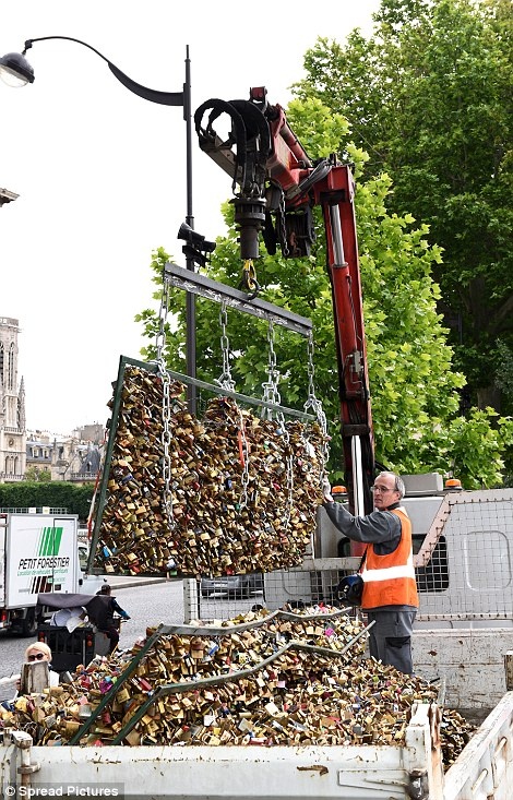 Người phát ngôn Paris cho biết: “Nếu tiếp tục truyền thống treo khóa tình yêu trên cây cầu này sẽ khiến di sản của Paris có nguy cơ bị hủy hoại. Điều này cũng là gây mất an toàn cho dân Paris và khách du lịch. Hãy yêu thực sự mà không cần phải thể hiện bằng ổ khóa”.