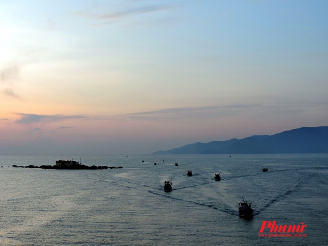 Khi mặt trời chưa lên.