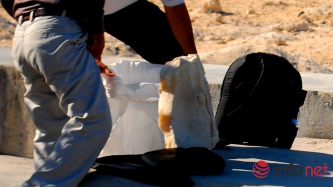 ... nhưng sau đó lại bỏ vào bao khi mọi người đã đi hết khỏi đây.