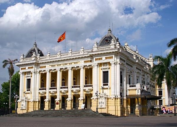 Nhà Hát Lớn Hà Nội: Nhà Hát Lớn Hà Nội được khởi công xây dựng vào năm 1901 và hoàn thành vào năm 1911, với những nét kiến trúc của những nhà hát ở Châu Âu vào thời kỳ đó. Kể từ lúc hoàn thành, Nhà Hát Lớn trở thành trung tâm văn hóa quan trọng của thủ đô, nơi khai sinh ra kịch nghệ cùng sân khấu Việt Nam. Trải qua bao năm tháng thăng trầm của lịch sử, từng là nơi quốc hội đầu tiên của Việt Nam nhóm họp và thông qua năm 1946… hiện nay Nhà Hát Lớn Hà Nội vẫn là một địa điểm biểu diễn nghệ thuật quan trọng bậc nhất của thủ đô. Ảnh: Hà Thành.