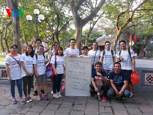 Nhóm AMA với đồng phục và tấm bảng