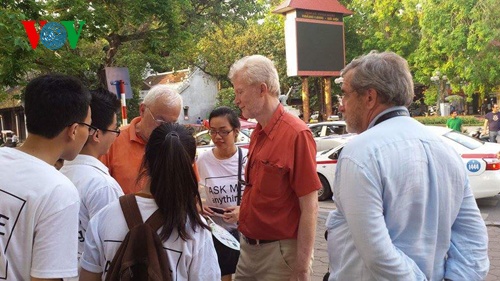 Nhóm Ask Me Anything hướng dẫn thông tin cho khách du lịch nước ngoài.