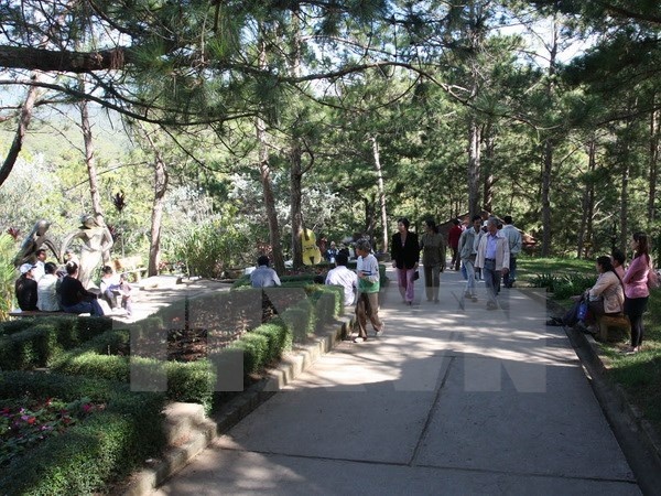 Nguoi dan khap noi do xo len Da Lat de tranh nang nong hinh anh