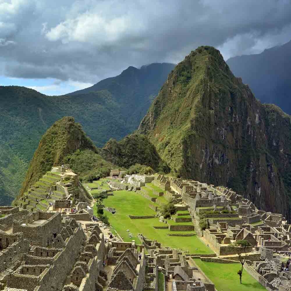 Chiêm ngưỡng các kỳ quan trên thế giới bằng máy bay riêng: Tour tham quan sẽ cho bạn di chuyển bằng máy bay phản lực tư nhân, tới những kỳ quan nổi tiếng thế giới trong vòng 28 ngày. Hầu hết các địa danh nổi bật đều có trong hành trình của bạn như khu tàn tích Machu Picchu ở Peru, tượng đá trên đảo Phục Sinh, nhà hát Opera Sydney, Machu Picchu ở Peru. Chi phí cho 28 ngày du ngoạn là 108.500 đôla (<abbr class=