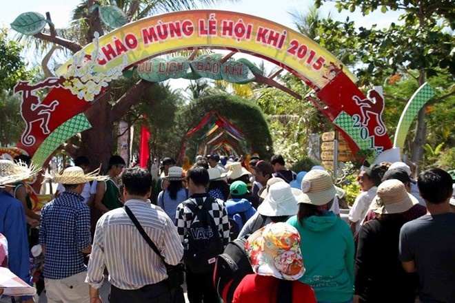 Du khách tấp nập đến xem lễ hội khỉ 2015 trên đảo Hòn Lao. Ảnh: Minh Thảo.