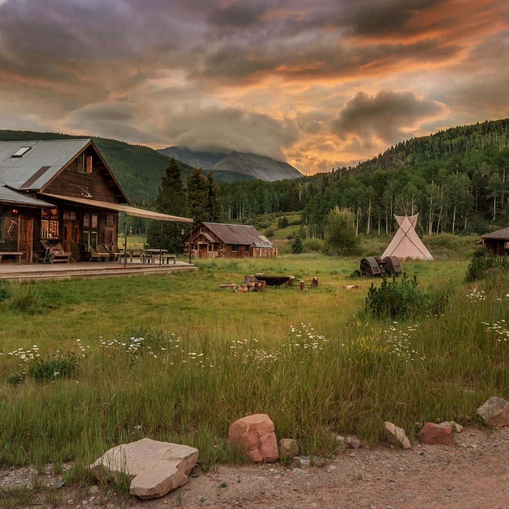 Kỳ nghỉ tại thị trấn Cao Bồi Ma: Dunton Hot Springs ban đầu là một thị trấn khai thác mỏ, với suối nước nóng và các cabin của thợ mỏ từ khoảng thập niên 1930. Ngày nay thị trấn đã trở thành một điểm nghỉ dưỡng nổi tiếng của nước Mỹ. Du khách tới đây ngoài tắm suối khoáng nóng, còn được nghỉ trong các cabin gỗ cổ, phòng nghỉ sang trọng. Chi phí cho 1 tuần nghỉ dưỡng tại Dunton Hot Springs có giá 147.000 đôla (<abbr class=