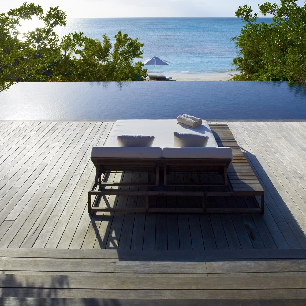 Tour du lịch trở thành James Bond: Chuyến du lịch tới Caribbe tham gia các địa danh có kịch bản bộ phim hành động về điệp viên 007. Du khách sẽ lướt qua tham quan quần đảo Turks và Caicos bằng máy bay riêng từ điểm đón khách theo lựa chọn, sau đó lên một siêu du thuyền dài 50m với phòng tập thể dục, rạp chiếu phim, hầm rượu vang trong hành trình kéo dài 5 ngày, trước khi có 5 đêm độc quyền sử dụng nhà của nhà thiết kế thời trang Donna Karan trên quần đảo. Chi phí cho chuyến đi ngoạn trong 10 ngày có giá 494.000 đôla (<abbr class=