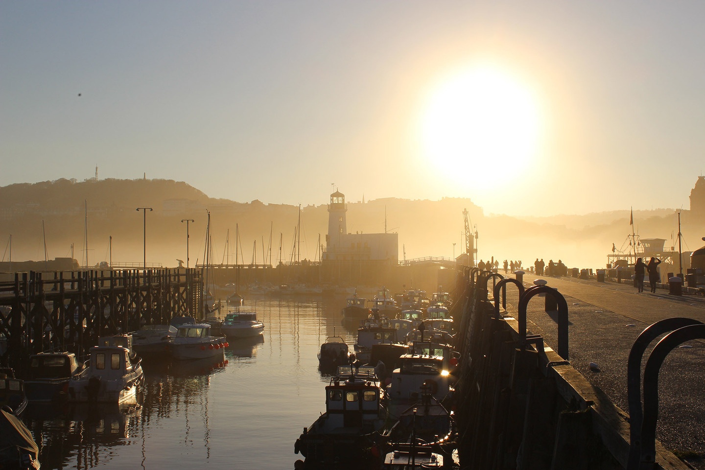 Cảng Scarborough, giữa vịnh Bridlington và Flamborough Head, Anh.