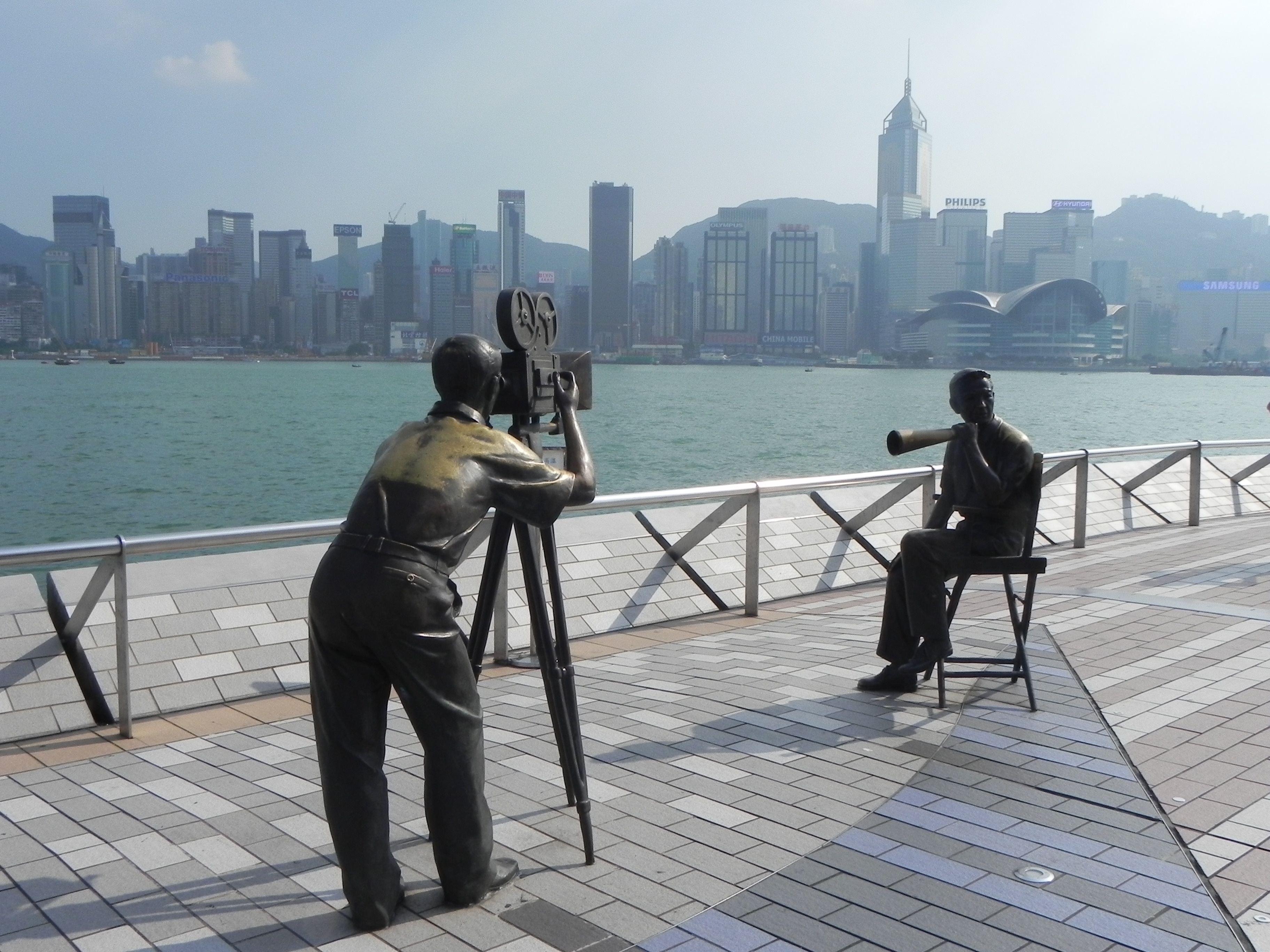 Đại lộ Ngôi sao: Con đường đặc biệt được xây dựng mô phỏng theo Đại lộ Danh vọng ở Hollywood, Mỹ, với mục đích vinh danh những nghệ sĩ nổi tiếng có nhiều đóng góp cho điện ảnh Hong Kong. Con dường này chạy dọc cảng Victoria thuộc khu Tiêm Sa Chủy (Tsim Sha Tsui). Ảnh: Evacohenmedia. 