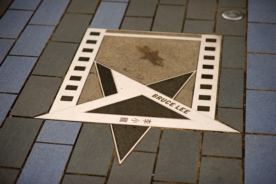 Tên và dấu bàn tay của các nghệ sĩ nổi tiếng được in trên những tấm bia trên mặt đường. Ảnh: Shafir.