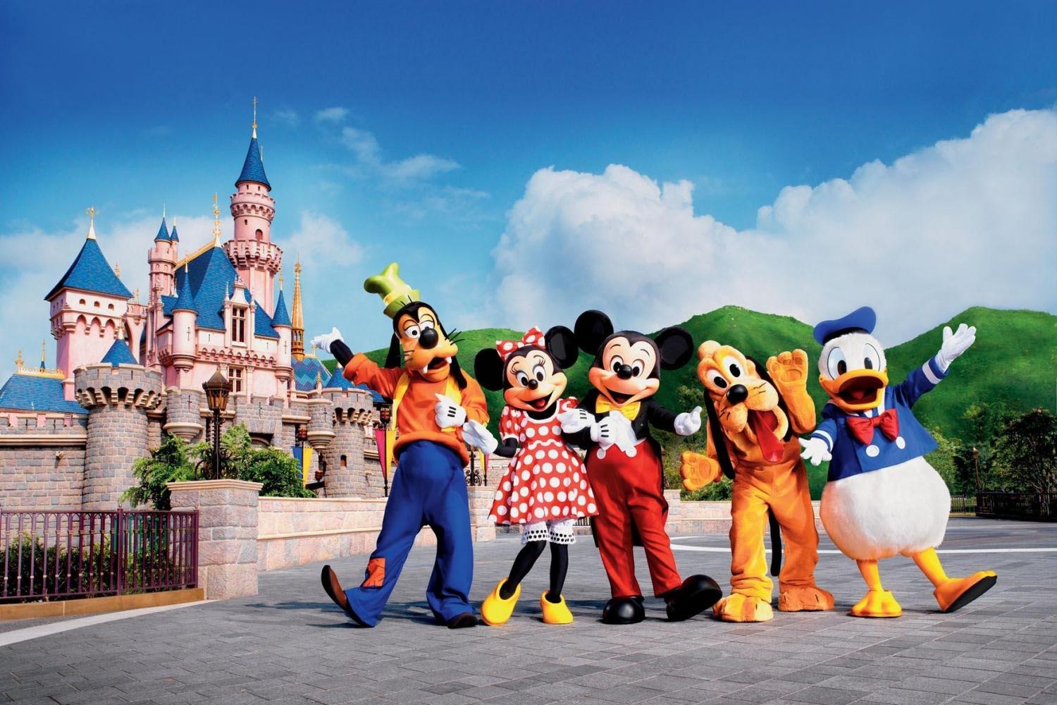 Công viên Disneyland: Công viên tọa lạc trên đảo Lantau, gần sân bay quốc tế Hong Kong, diện tích 126 ha, khai trương vào ngày 12/9/2005, được chia làm 7 khu vui chơi: Đường phố Mỹ, Thế giới thám hiểm, Thế giới viễn tưởng, Thế giới ngày mai, Đại bản doanh đồ chơi, Hang gấu và Sơn trang ly kỳ, trong đó khu Hang gấu và khu Sơn trang ly kỳ chỉ có ở Disneyland Hong Kong. Ảnh: Grayline. 