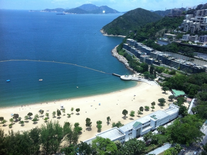 Vịnh nước cạn (Repulse Bay): Nằm ở phía Nam núi Thái Bình, nơi đây còn được mệnh danh là “Thiên hạ đệ nhất vịnh”. Nơi đây không chỉ có bãi biển tuyệt đẹp, mà còn có những căn nhà mang đậm màu sắc thực dân và những khu dân cư với kiến trúc đặc biệt. Chiều xuống, du khách có thể thưởng thức ánh hoàng hôn tuyệt vời trên biển. Ảnh: Squarefoot.
