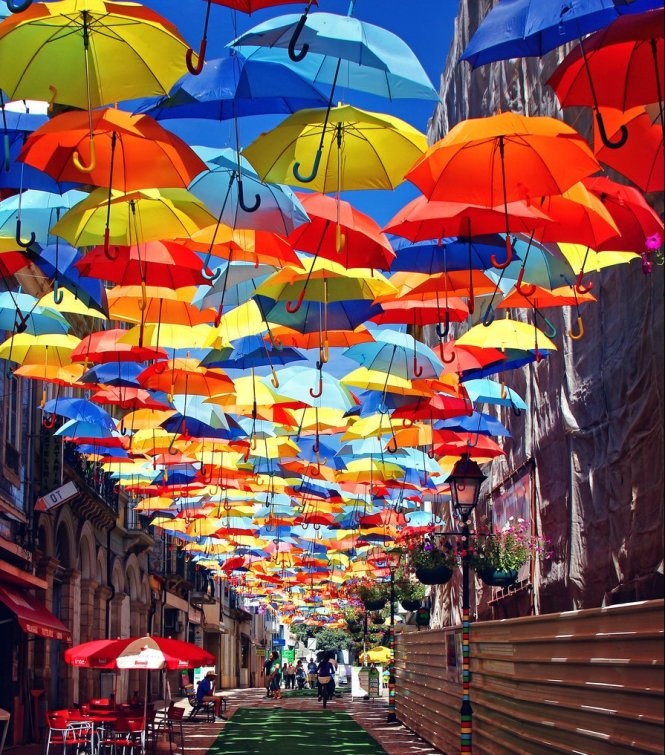 Dãy ô rực rỡ sắc màu trôi bồng bềnh trong gió được điểm xuyết muôn vàn bóng bay bên trên giúp các con đường mất đi sự thô cứng và trở nên mềm mại, thơ mộng hơn trong mắt khách bộ hành. 