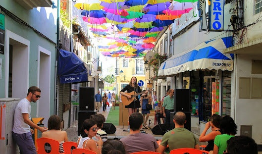 Mỗi năm, nhóm nghệ sĩ của tổ chức Sextafeira phụ trách sắp đặt trang trí đều có những thiết kế khác nhau cho sự kiện nghệ thuật này nhằm tránh sự nhàm chán. Và từ một con đường đi bộ ban đầu, dự án đã trải rộng đến nhiều con đường ở khu trung tâm thành phố. 