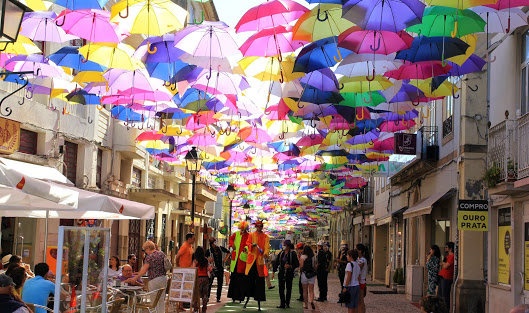 Chiem nguong 'bau troi o du' day sac mau o Agueda hinh anh