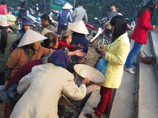 Nhiều du khách rất sợ tình trạng ăn xin đeo bám - Ảnh: PNO.