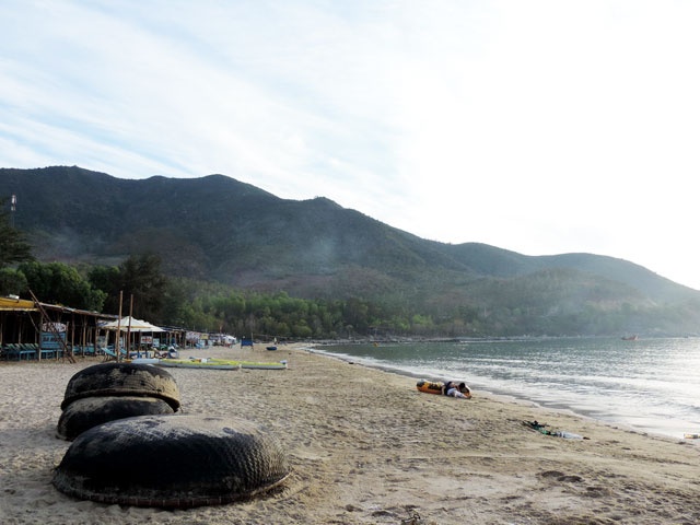 Theo quy hoạch, trong tương lai khu vực Bãi Dài sẽ có các khu resort, khách sạn… Do đó, trước khi cô bé lọ lem biến thành công chúa, nếu đến Nha Trang bạn hãy đến Bãi Dài hưởng thụ biển xanh, cát trắng, sạch nơi đây. Đa phần những người buôn bán tại Bãi Dài hiện nay là người Cam Hải Đông, họ ở luôn tại quán phục vụ khách du lịch kể cả ngày mưa gió. Chính không khí trong lành, cảnh quan hoang sơ và sự thân thiện của người nơi đây đã làm nên một Bãi Dài yên ả, thanh bình và vẫn giữ được hồn quê.