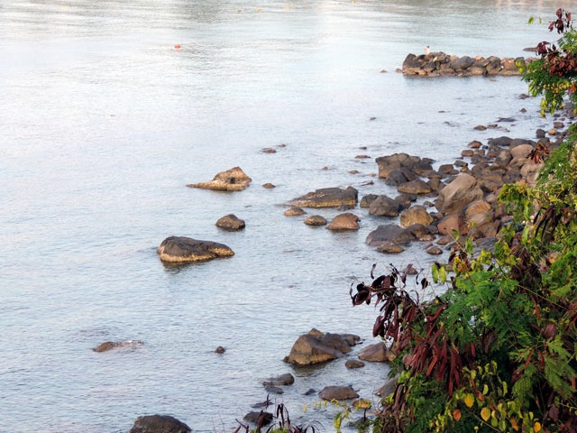 Tuy nhiên, một điều cần lưu ý là vào thời điểm tháng 9, 10 âm lịch và mùa gió Đông Bắc (tháng 11 âm lịch đến trước tháng Giêng năm sau) tại Bãi Dài cũng có xuất hiện dòng RIP, du khách cần chú ý khi tắm biển. Cách nhận biết dòng RIP, theo các chuyên gia là, nhìn trên biển thấy hiện tượng sóng đổ trắng xóa ở hai bên còn ở giữa không có sóng nước xanh thẫm, hay cũng có thể nhận biết bằng cách quan sát những vật nổi hay bọt sóng bị kéo ngược từ bờ ra khơi bên trên vùng biển “êm”.