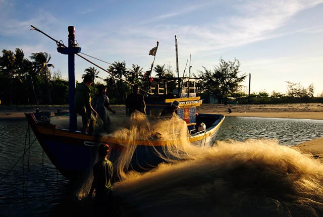 Với vẻ cổ xưa giữa khung cảnh biển núi thơ mộng, hải đăng Kê Gà cũng là nơi dân nhiếp ảnh thường tìm đến để chụp ảnh. Họ thường không ra đảo mà băng qua bãi đá (bãi đá Kê Gà), nơi có bến đậu thuyền đánh cá. Từ đây nhìn qua là ngọn hải đăng, nơi này chụp ảnh bình minh rất đẹp.