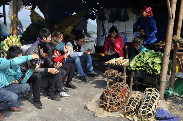 Ban đầu, chợ chưa hình thành, chỉ là một bãi đất để những chuyến xe lên Tây Bắc dừng lại nghỉ ngơi. Khi Mai Châu (một huyện nằm ở phía Bắc của tỉnh Hòa Bình, cách trung tâm Hà Nội khoảng 130 cây số) trở thành khu du lịch homestay thu hút, thì cung đường Mai Châu hai ngày một đêm lúc nào cũng tấp nập xe khách.