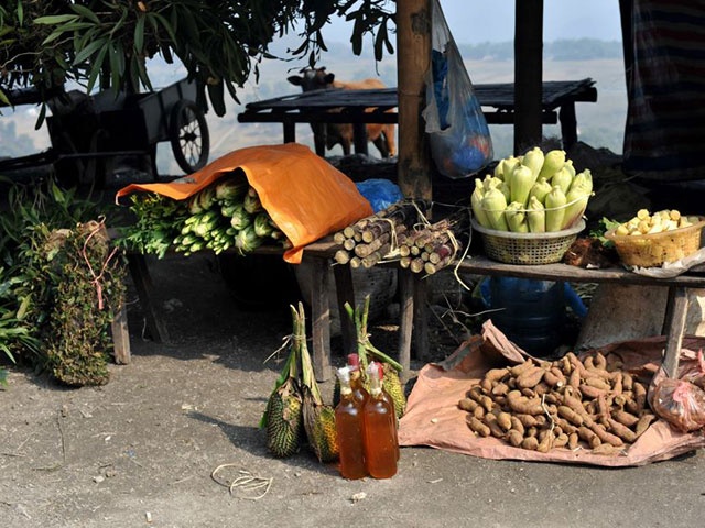 Trên cung đường đó, đèo Thung Khe là điểm dừng chân thú vị với một ngôi chợ nhỏ tự phát. Đó là khi những người dân địa phương tìm đến bãi nghỉ, bày bán những mặt hàng nông lâm sản, rồi thực phẩm, thức ăn… nhằm có thêm thu nhập cho cuộc sống gia đình.