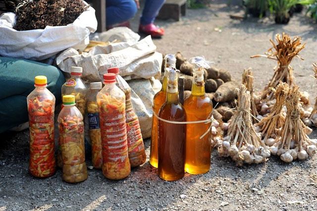 Mộc Châu gần như quanh năm mát lạnh, vùng núi cao luôn có sương mù phủ kín mặt đường, nhất là vào mùa đông, nên chợ Thung Khe đã được nhiều người đi du lịch lãng mạn gọi là 